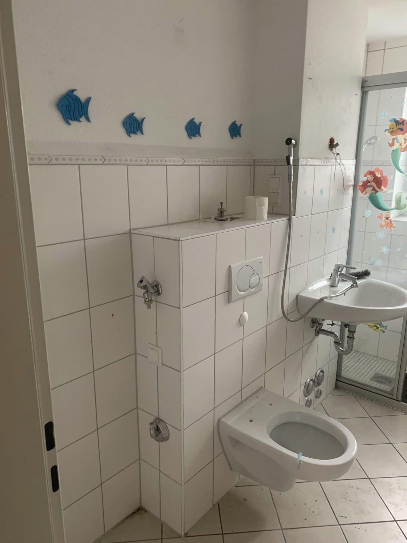 Dasselbe Badezimmer nach der Räumung, leer geräumt